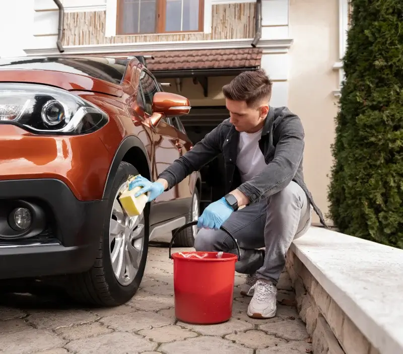 Lavage auto à domicile Acquigny : professionnel intervenant sur un véhicule